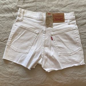 NWT Levi’s High Waisted Shorts 2/26